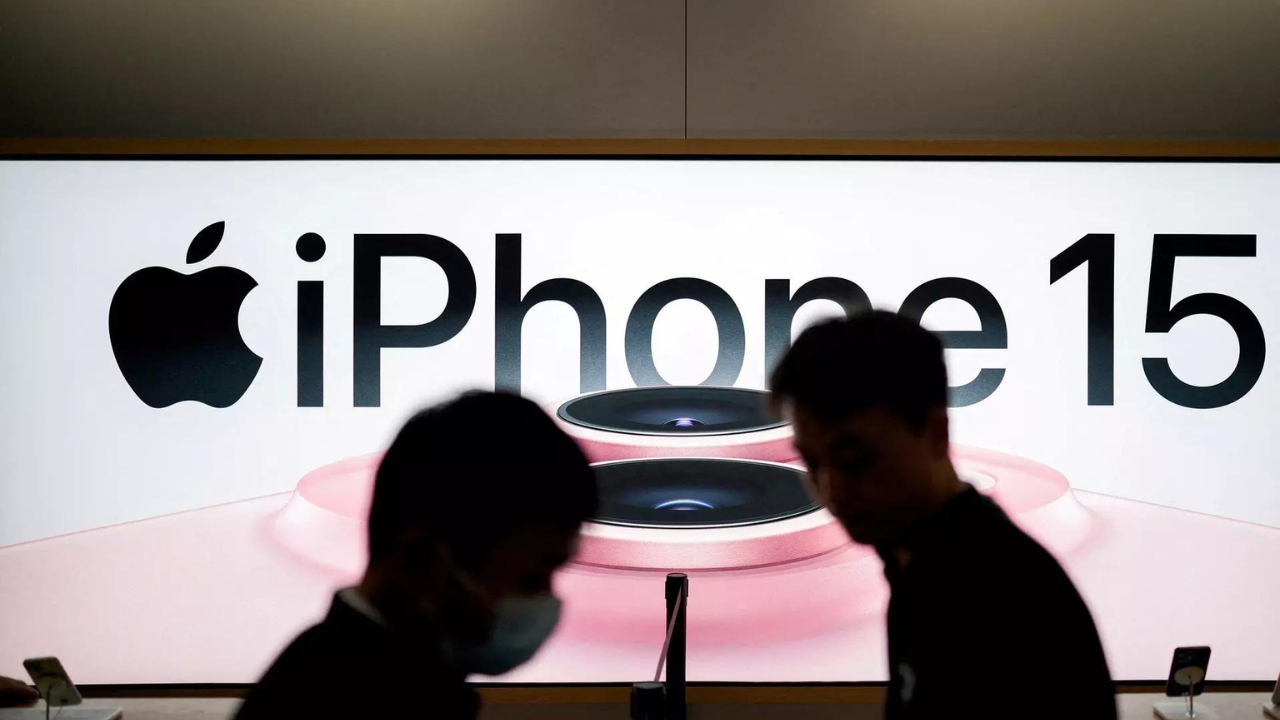 Apple beats Samsung to become the top smartphone maker in 2023 | - Times of  India