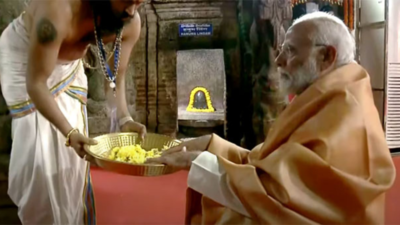 PM Modi worships at Lepakshi temple in Andhra Pradesh