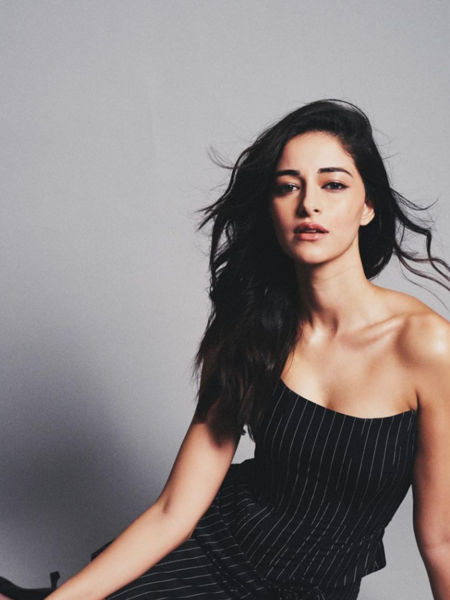 Ananya Panday Rocking Corset Top, Mini Skirt Combo Like A Boss | Zoom TV