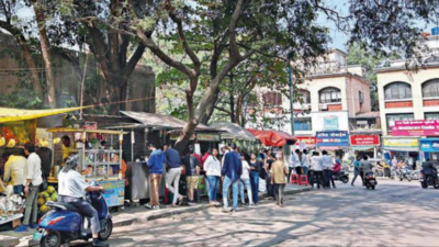 Illegal hawkers & vehicles take up walking space in KP; residents fume