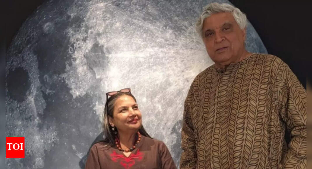 'Shor Mat Karo,' frustrated Javed Akhtar requests paparazzi as he poses