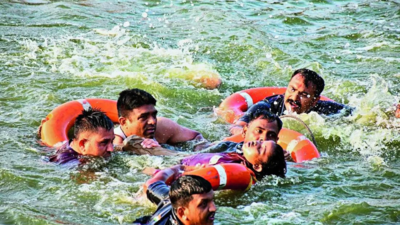 Gujarat boat tragedy | 12 kids, 2 teachers drown: 'School took money for water park visit, but took kids to lake'