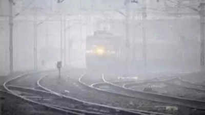 Dense fog enveloped in parts of Delhi; 22 trains delayed