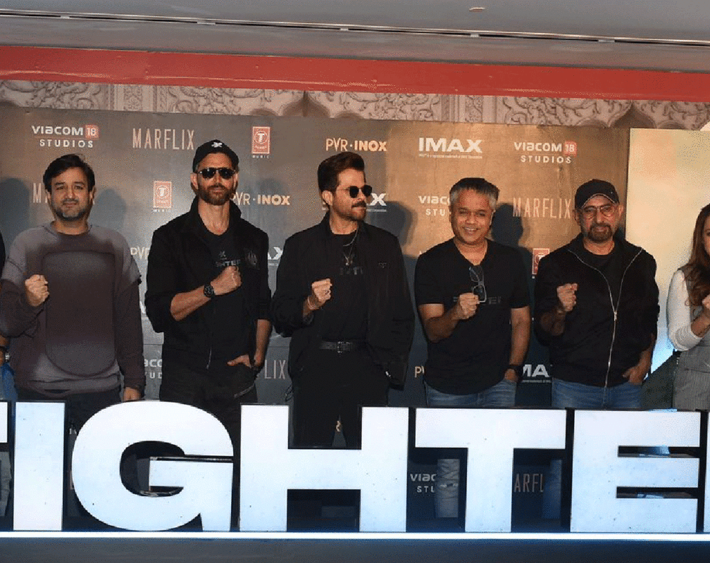 
Hrithik Roshan looks dapper at Fighter trailer launch
