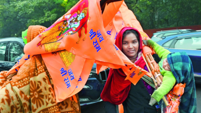 Saffron smiles: Street sellers seize flag-tastic opportunity
