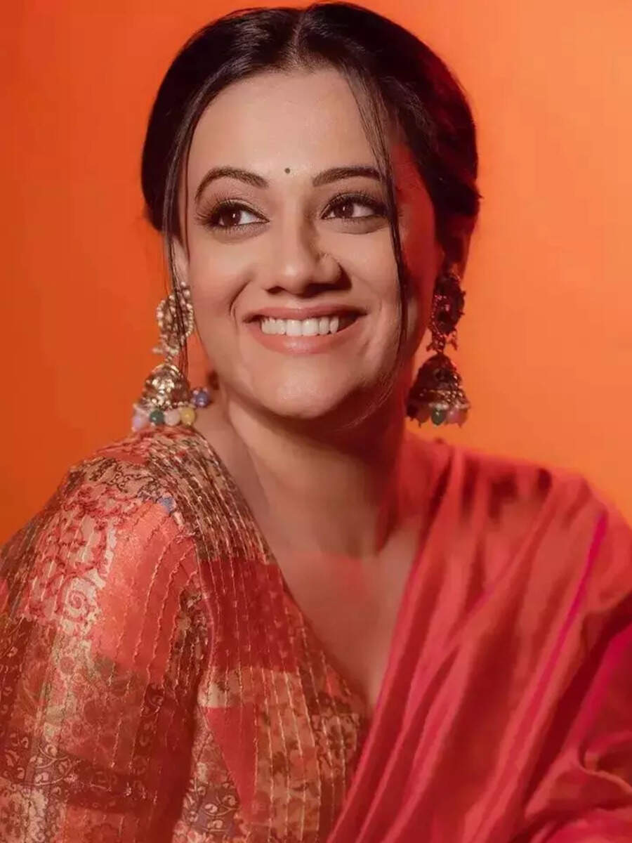 ​Spruha Joshi captivates in a saree, embodying timeless grace and allure​ - Vimarsana News
