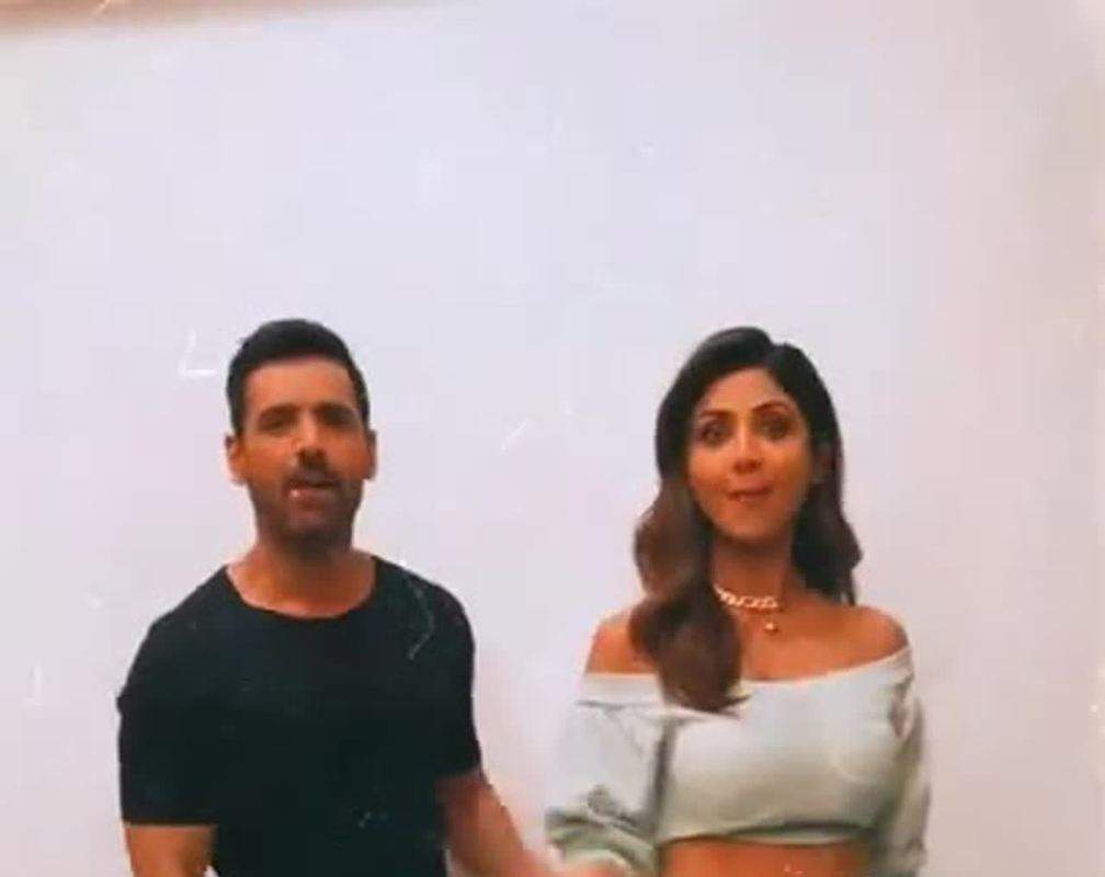
Shilpa Shetty & John Abraham RECREATE 'Shut Up and Bounce' from Dostana in VIRAL video | #Shorts

