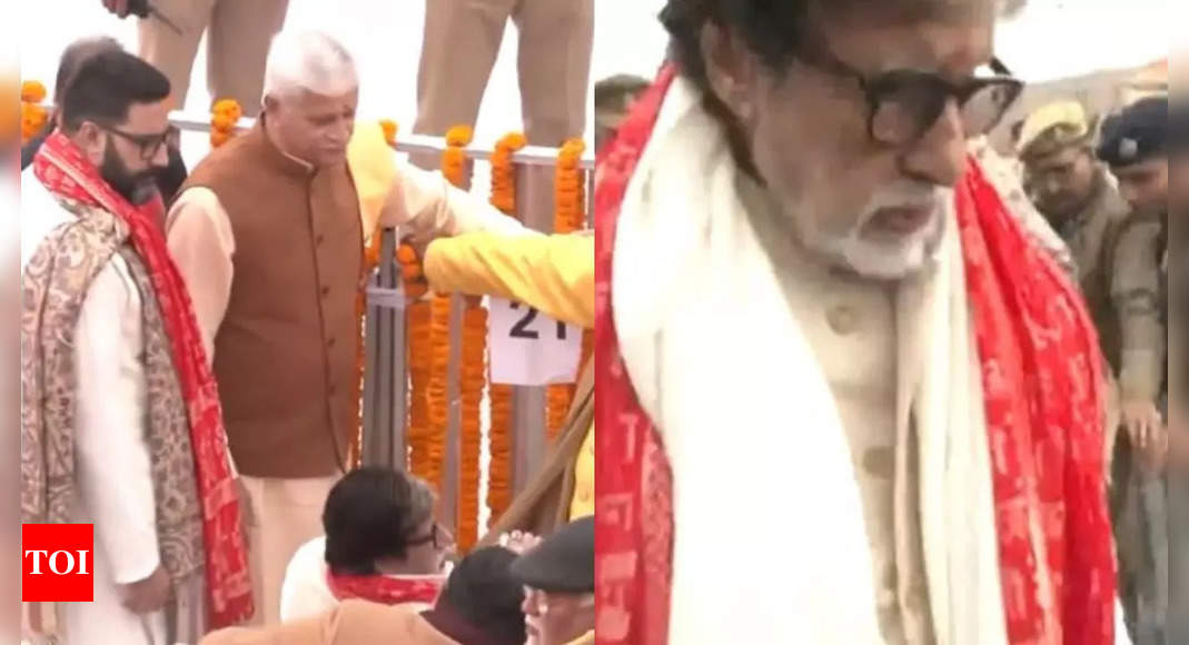 Amitabh Bachchan i Abhishek Bachchan to bliźniacy w białych kurtach i czerwonych dupattach „Jai Shree Ram”, którzy przybywają do Ram Mandir „pran pratishtha” w Ajodhji |