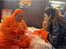 Video: Akshara Singh receives blessings from Rambhadracharya in Ayodhya