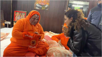 Video: Akshara Singh receives blessings from Rambhadracharya in Ayodhya
