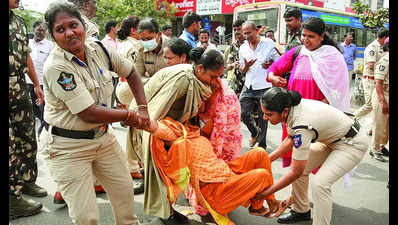 Police arrest Anganwadi workers in Vijayawada