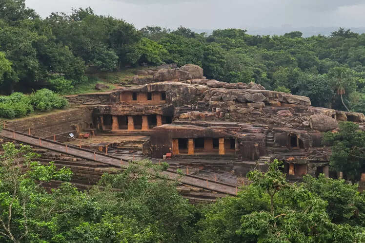 Visit Udayagiri and Khandagiri Caves