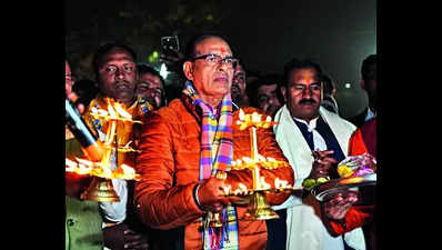 CM Yadav, ex-CM among 1L devotees at Orchha