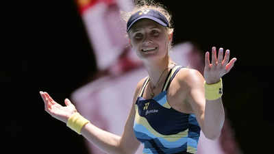 Ukrainian qualifier Dayana Yastremska defeats two-time champion Victoria Azarenka to enter quarterfinals