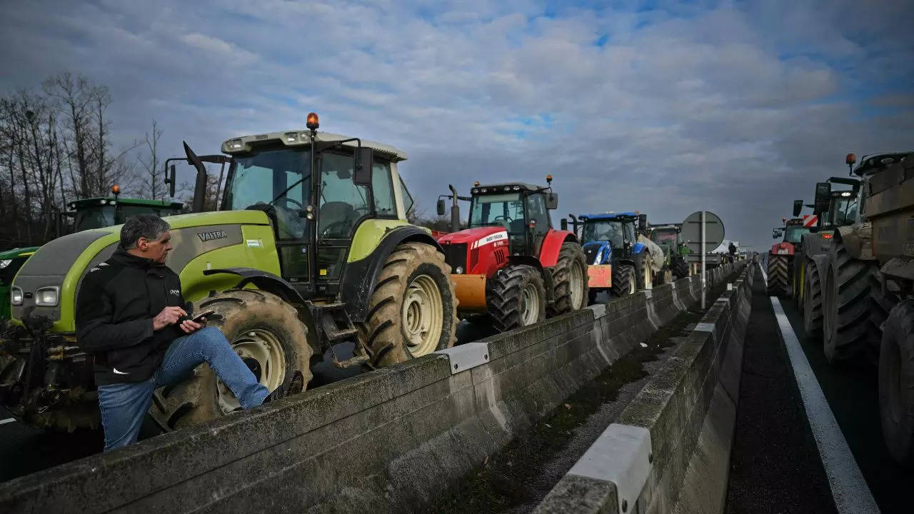 Farmer protests spread across rural France; one dead in roadblock accident – Times of India