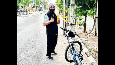 Hero in the fog: Davinder is securing city roads, tape by tape