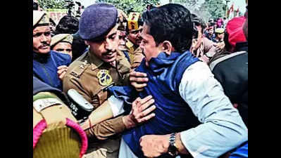 Many hurt in scuffle; Rahul says, ‘We broke barricades, not law’