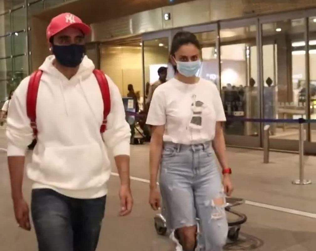 
Lovebirds Jackky Bhagnani and Rakul Preet Singh SPOTTED together at the airport | #Shorts
