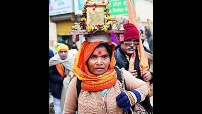 This woman reaches Ayodhya with 'tulsi' on head