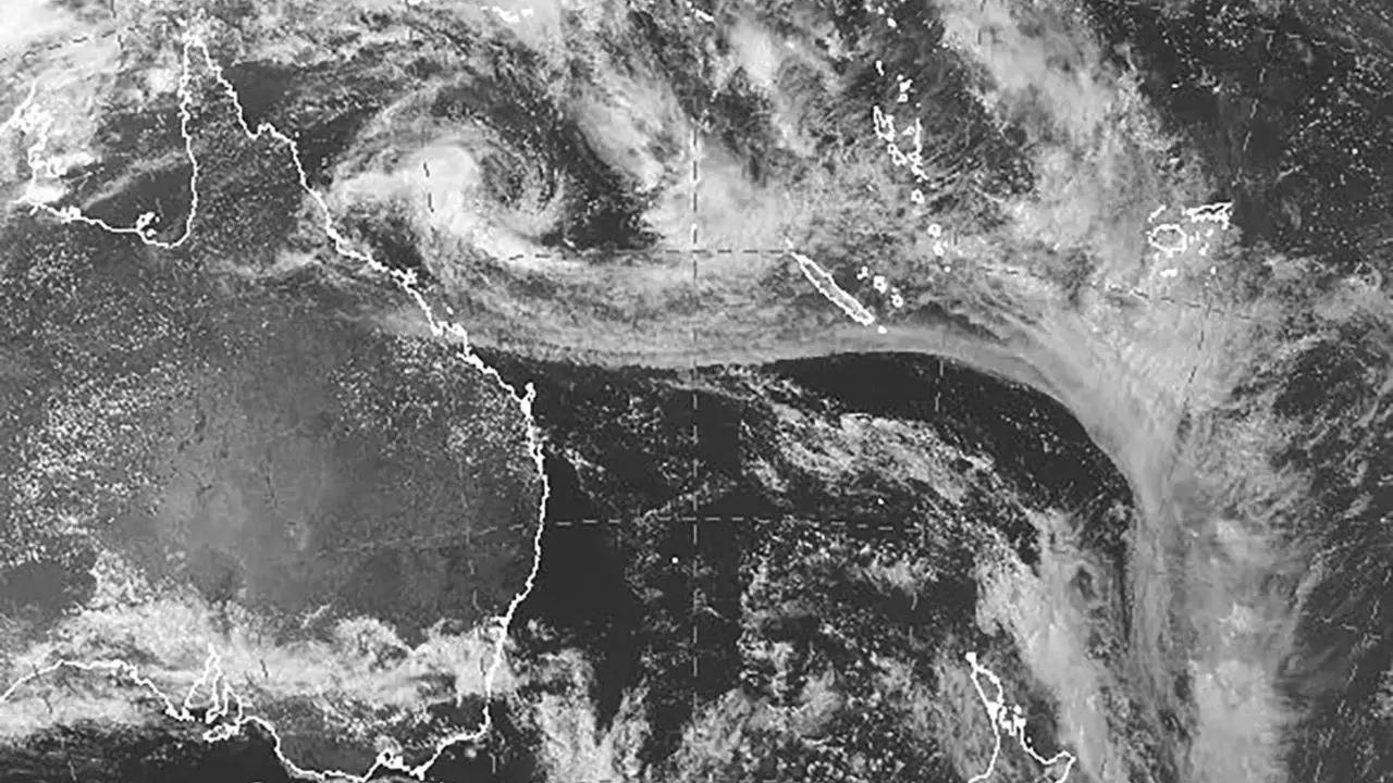 Cyclone crosses Queensland coast at Townsville, Queensland