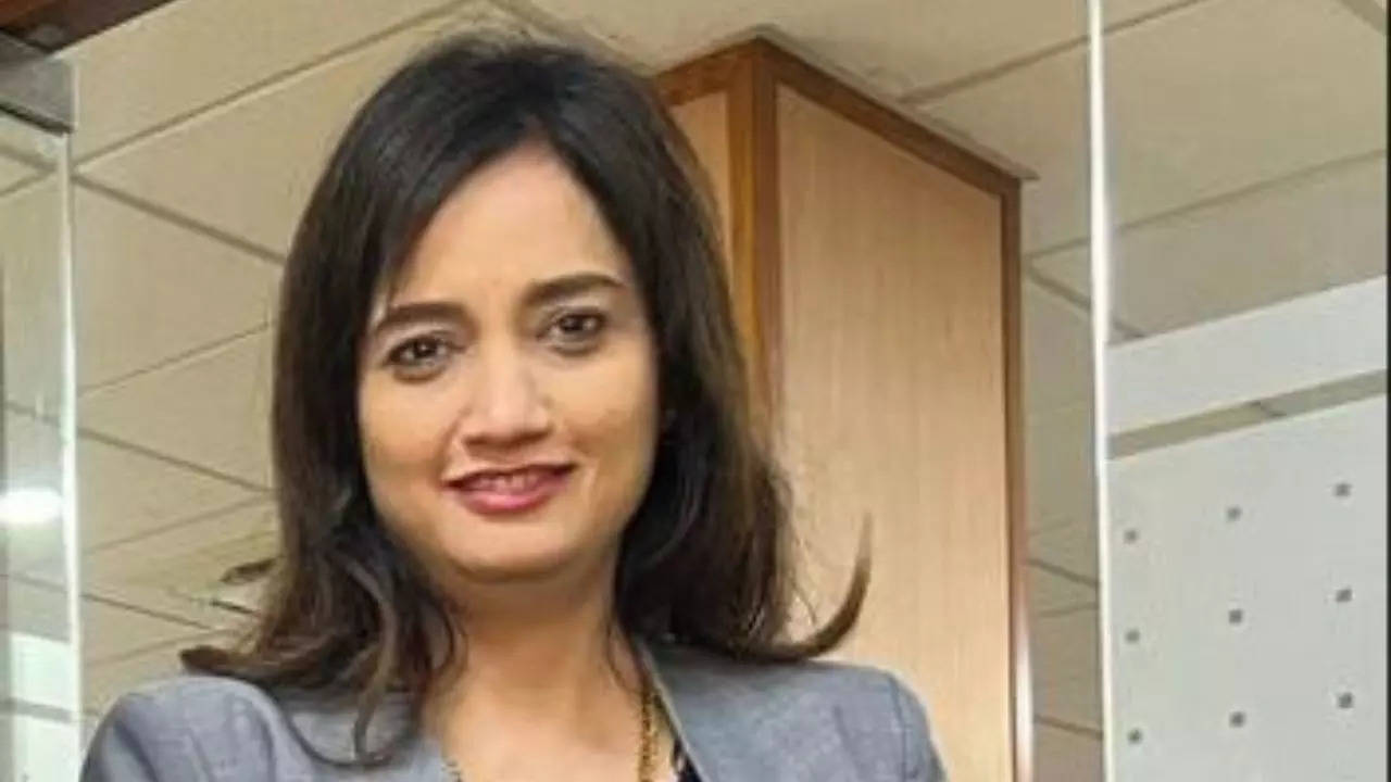 Captain Shweta Singh becomes 1st woman CFOI of DGCA | India News - Times of  India