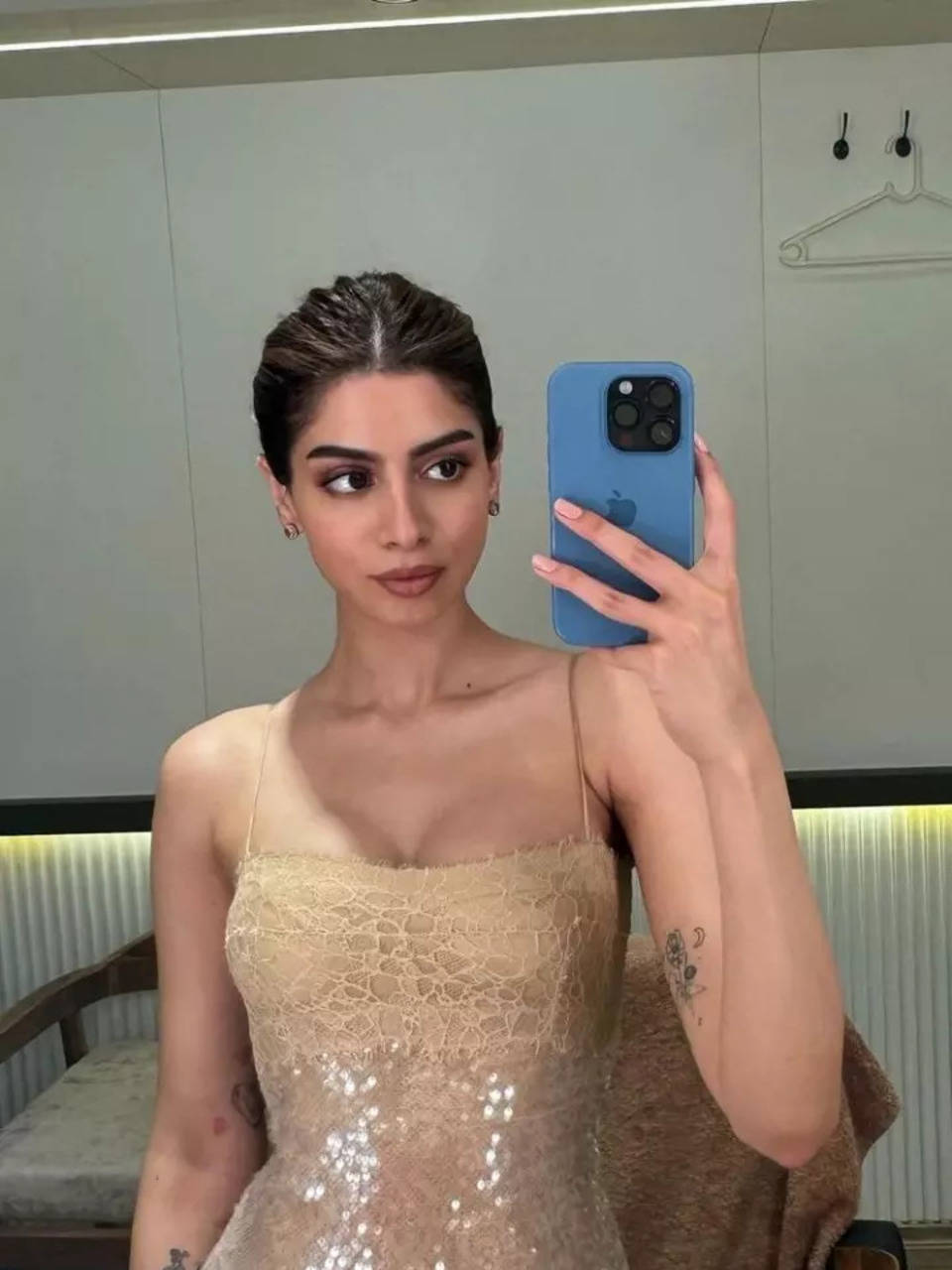 Khushi Kapoor's alluring mirror selfies