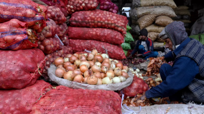 Avg wholesale price of onions down to ₹1,100 per quintal