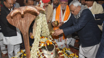Nitish Kumar attends temple beautification function in presence of BJP leader, Tejashwi skips