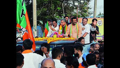 Shettar receives a warm welcome, his followers take out massive rally in Hubballi