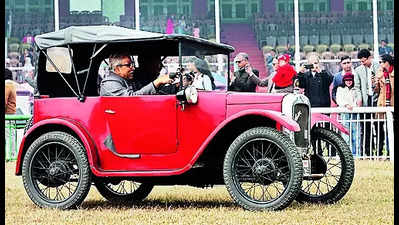 Out on a Sunday ride, city’s elite bet on horse race; vintage rally charms car connoisseurs