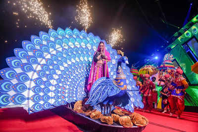 Falguni Pathak & Kareena Kapoor’s special ode to Gujarat’s garba