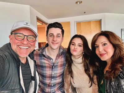 Selena Gomez and Wizards of Waverly Place costars reunite in a new photo!