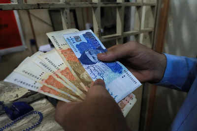 'Cash-strapped Pakistan to roll out new currency notes of all denominations'