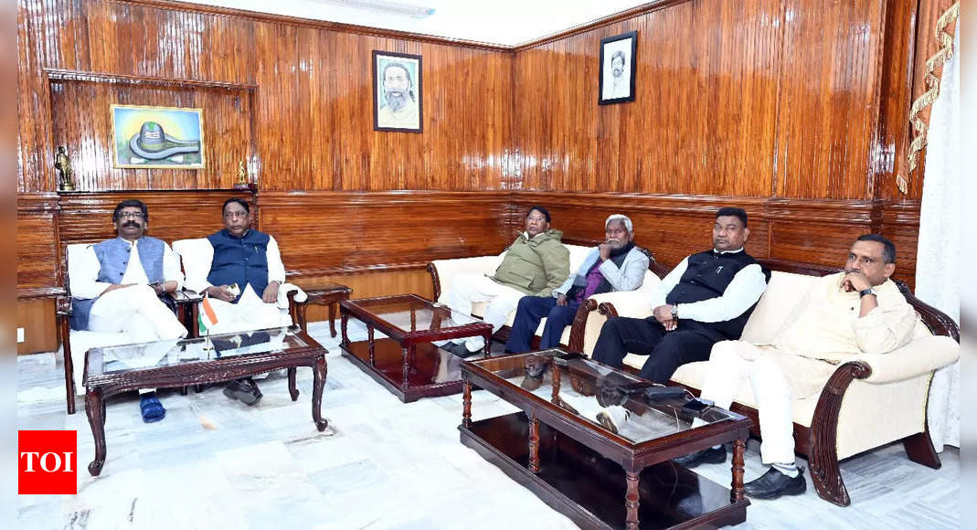 'Untraceable' J'khand CM Soren appears in Ranchi, chairs meeting of ruling MLAs