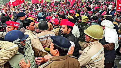 Farmers clash with cops outside GNIDA office, roads in Knowledge Park choke