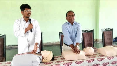 Telangana: Constable administers CPR, revives man who collapsed after heart attack
