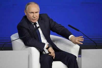 Kremlin goes after Russians abroad who criticize Putin’s war