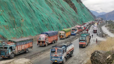Landslide forces shut Jammu-Srinagar national highway, over 300 vehicles stranded