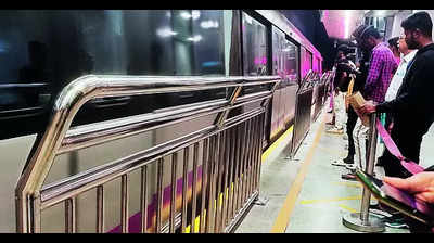Steel railings for Metro users’ safety