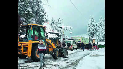 Snowfall in Uttarkashi affects highway traffic, power supply in many areas