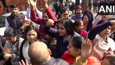 AAP Protest Delhi: AAP Leaders Under House Arrest, Detained, Volunteers ...