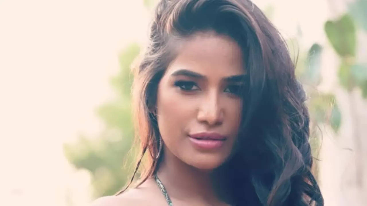 Poonam Pandey death: When the actress cancelled her Maldives plans | Hindi  Movie News - Times of India