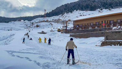 Mercury dips, hills jammed as tourists throng snow spots
