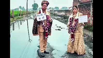 Couple 'weds' near drain to protest filth in Agra