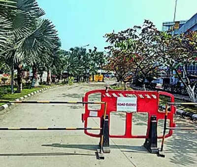 Illegal Parking: Illegal parking of VIP cars back at Kol airport ...