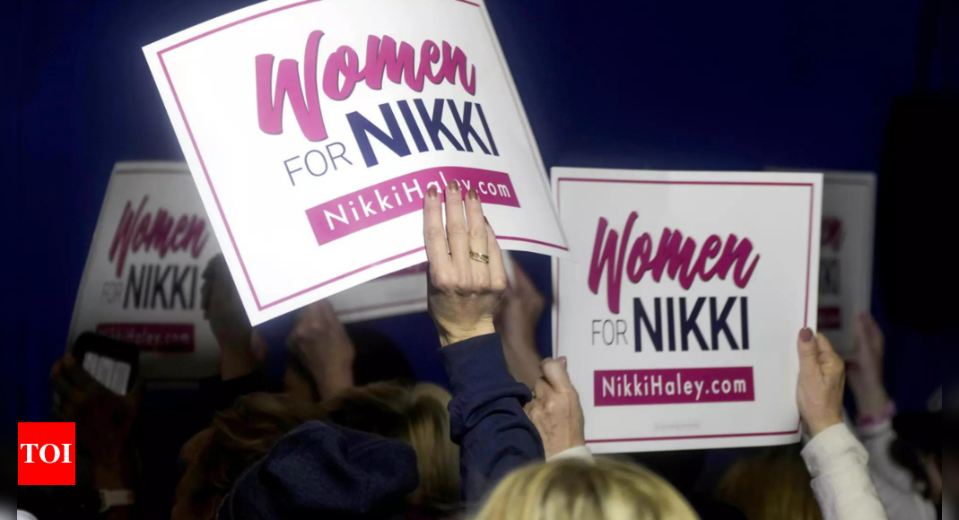 Donald Trump déploie son manuel de stratégie souvent utilisé contre les femmes qui le dérangent ;  pour l'instant, c'est Nikki Haley