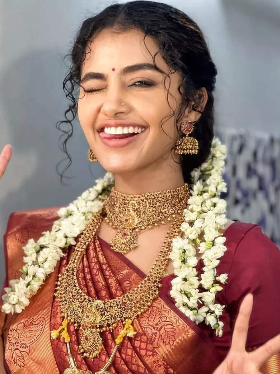 Anupama Parameswaran’s bridal saree look is worth watching | Times of India