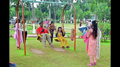 Over 3k visitors flock Raj Bhavan gardens on Day 1