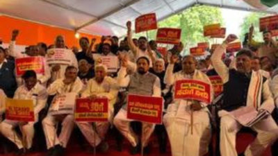 'Chalo Delhi': Karnataka ministers, Congress MLAs protest at Jantar Mantar against Centre