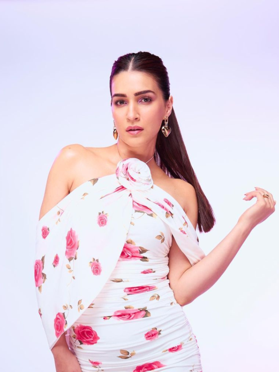 Kriti Sanon Trendy Mini Dresses Of Teri Baaton Mein Aisa Uljha Jiya